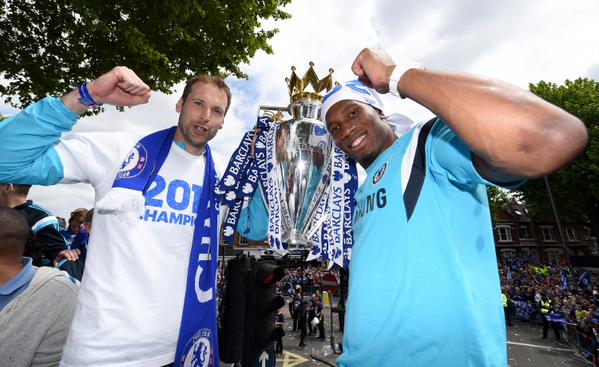 Cech dan Didier Drogba saat merayakan gelar juara Chelsea (via: Twitter @ChelseaFC)