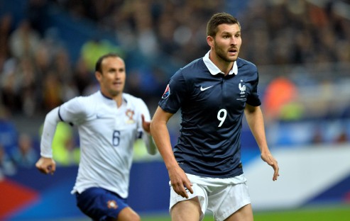 Aksi Gignac saat membela timnas Prancis (via: allomatch.com)