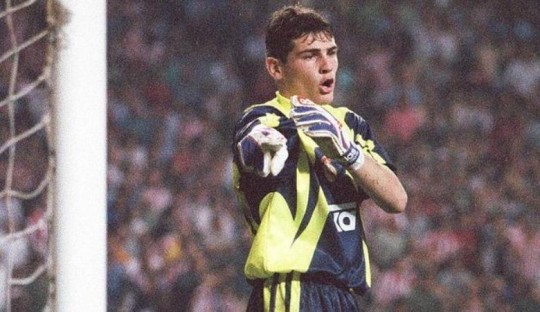 Casillas semasa muda, menjalani debutnya saat masih berusia 18 tahun (sumber: Inside Spanish Football)