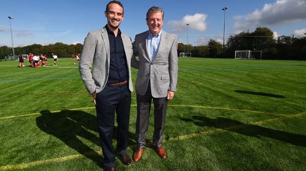 Mark Sampson bersama sang sesepuh, Roy Hodgson (sumber: thefa.com)