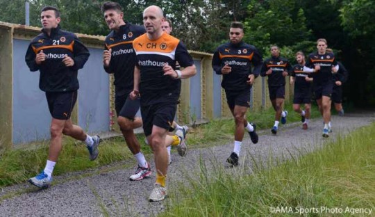 Pemain Wolverhampton Wanderers melakukan lari jarak jauh dalam latihan pra-musim (sumber: AMA Sports Photo Agency)