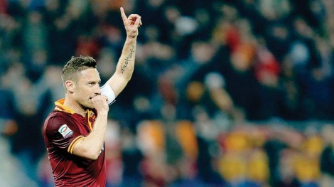 Perayaan gol Totti setelah membobol gawang Udinese pada 2014 lalu. (via: dhakatribune.com)