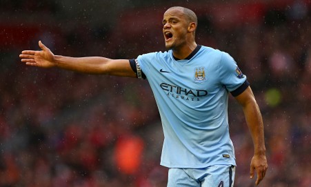 Kompany saat memberikan instruksi pada rekan-rekannya (via: theguardian)