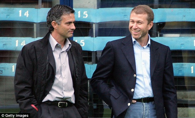 Mourinho bersama Abramovich saat pertama kali ditunjuk menjadi pelatih Chelsea pada 2004 silam. (via: dailymail.co.uk)