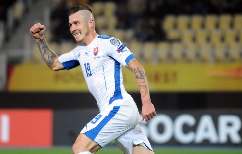 Ekspresi Kucka saat membela timnas Slovakia dan mencetak gol ke gawang Makedonia (via: gettyimages)