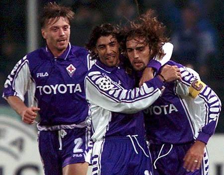 Batistuta (kanan) dan Rui Costa (tengah) saat bersama-sama membela Fiorentina