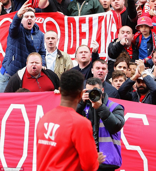 2908710300000578-3327725-The_furious_reaction_from_Liverpool_fans_towards_Sterling_at_Sto-m-2_1448062395386