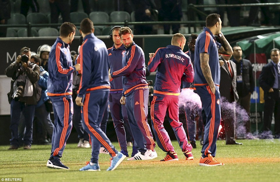 2EADFE7D00000578-3328800-Alfred_Finnbogason_came_under_attack_from_a_flare_thrown_by_Pana-a-2_1448186241073