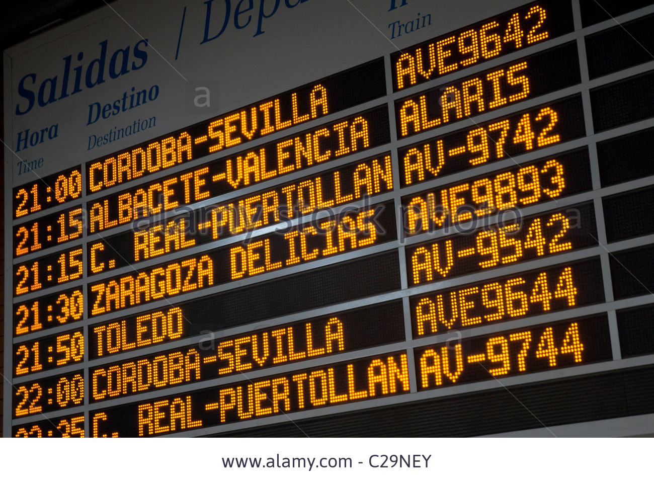 Papan penunjuk tujuan elektronik di Stasiun Madrid foto: alamy