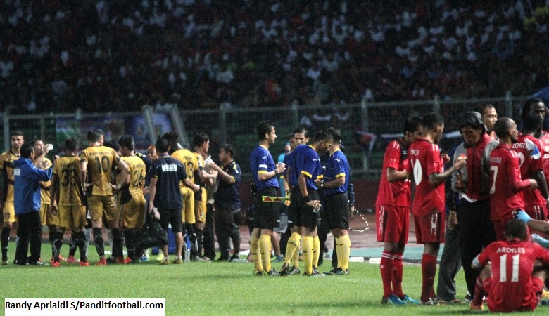 Water Break Semen Padang VS Mitra Kukar