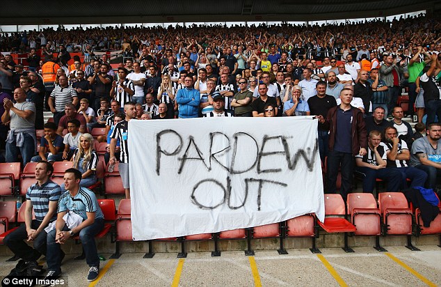 Spanduk sebagai bentuk kekecewaan terhadap Alan Pardew. Foto: dailymail.co.uk