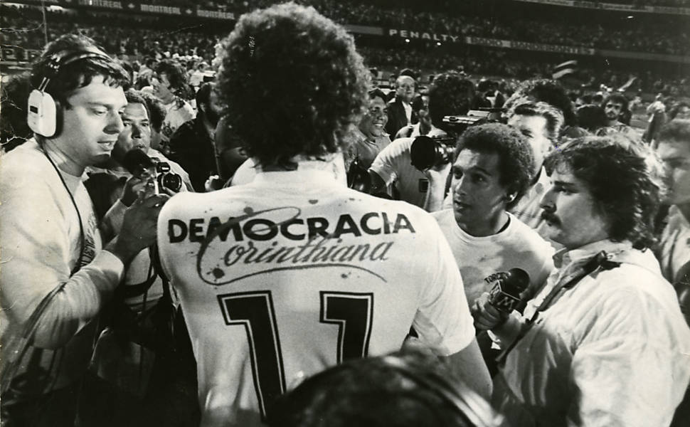 Socrates dengan kostum Corinthians dan tulisan 