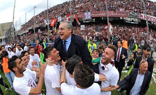 Lotito diarak pemain Salernitana saat mereka promosi tahun 2013