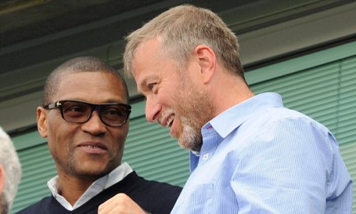 Pemilik Chelsea, Roman Abramovich bersama Direktur Teknik, Michael Emenalo