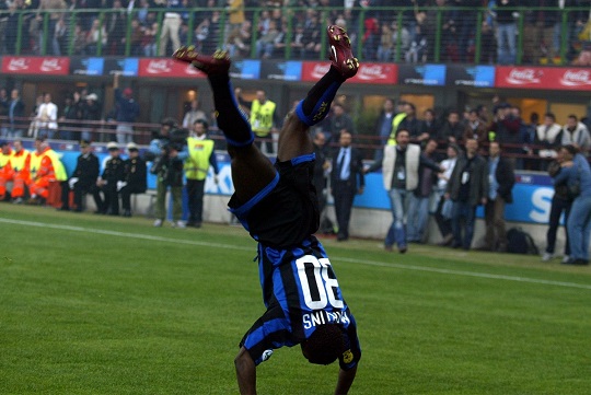 © MARCO ROSI LAPRESSE 4-04-2004 TORINO SPORT - CALCIO CAMPIONATO SERIE A TIM 2003-2004 INTER - JUVENTUS NELLA FOTO LE CAPRIOLE DI OBAFEMI MARTINS DOPO LA RETE