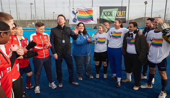 GayGooners dan Proud Lilywhites kala menjalani laga yang juga didukung Kick It Out