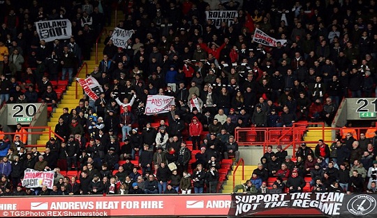 Support The Team, Not The Regime! Spanduk protes atas rezim Duchatelet di Charlton yang makin bertebaran