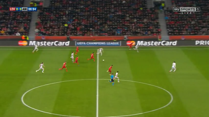 Hitung jumlah pemain Leverkusen yang terlibat serangan balik! Roberto Hibert ada di sebelah kiri bawah layar, tidak terlihat.