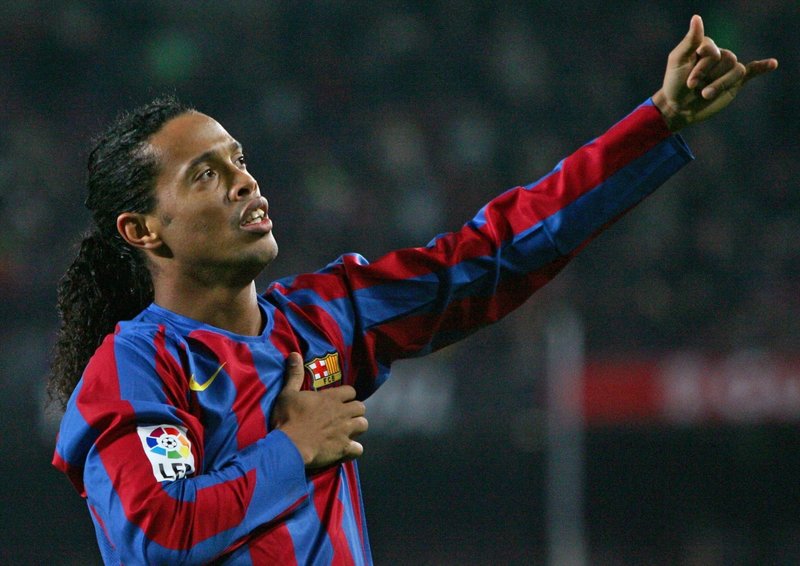 Ronaldinho saat masih berbaju Barcelona. (via: thehardtackle)