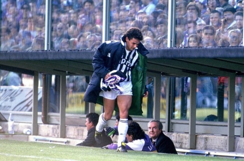 Roberto_Baggio_raccoglie_la_sciarpa_viola_-_Fiorentina_1-0_Juventus_1990-1991