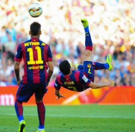 Pedro saat melakukan salto. (Sumber: FCBarcelona)