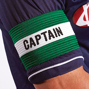 bak kapten yang melingkar di lengan. (via: authentic soccer)