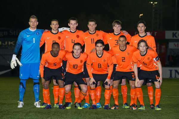 Navarone Foor (8) saat bermain bersama Belanda U-20 yang di dalamnya terdapat Stefan de Vrij (4) dan Daley Blind (6). (via: sepakbolanda)