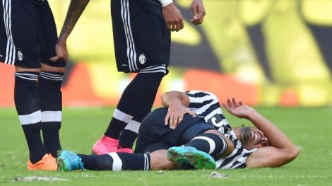 Khedira saat mengalami cedera pada laga uji tanding menghadapi Olympique Marseille. (via: foxsport.com)