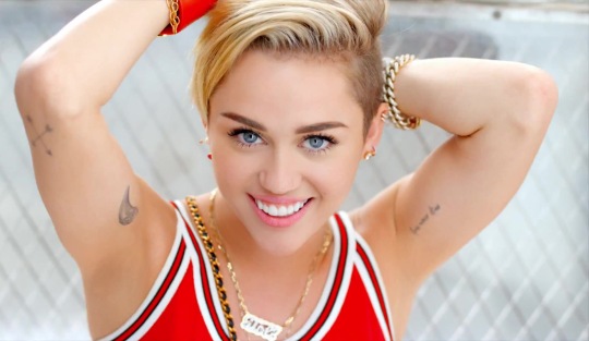 Segitiga Simulasi: Miley, Messi, Media