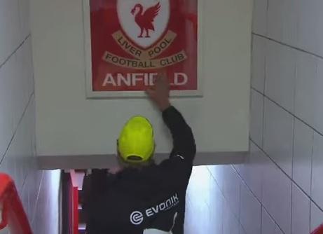 Klopp saat menyentuh tanda Anfield pada Agustus 2014 lalu (via: independent.co.uk)