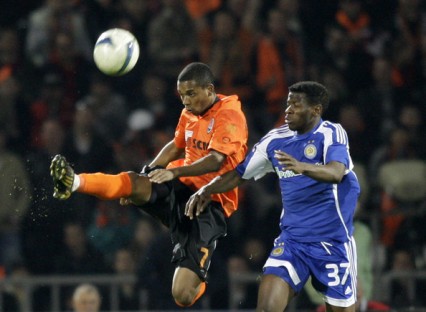 Aksi Fernandinho saat masih membela Shakhtar Donetsk yang menghadapi Dynamo Kiev (via: zimbio.com)