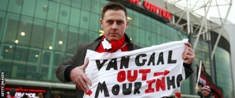 Spanduk yang Mengharapkan Kepergian Van Gaal di Old Trafford. Sumber : BBC