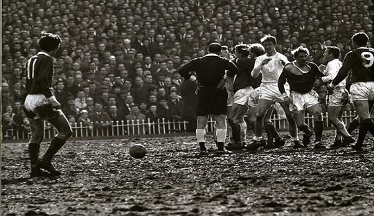 Sejumlah pemain terlibat perkelahian di laga semifinal Piala FA 1965
