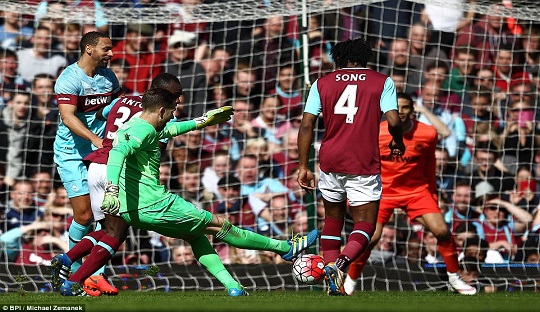 329D92C000000578-0-West_Ham_United_XI_goalkeeper_Adrian_scores_his_side_s_second_go-a-71_1459175849666