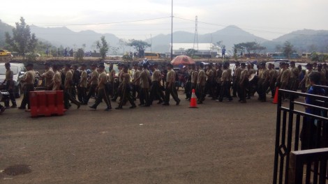 Pendukung PS TNI berbaris ketika akan memasuki Stadion