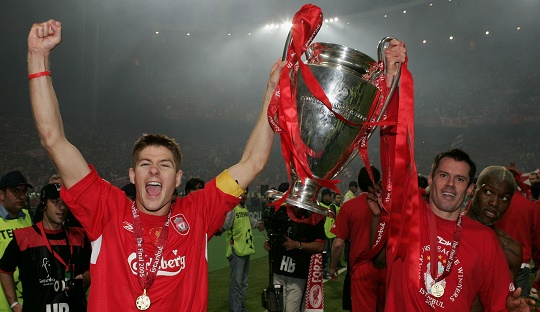 Gerrard bersama Carragher saat menjuarai Liga Champions 2005