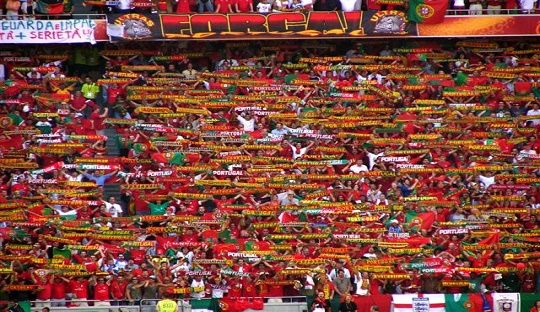 Koreografi 'Wall of Scarves' yang ditunjukan suporter timnas Portugal di Piala Eropa 2004 