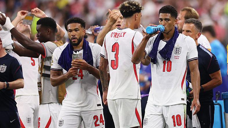 Timnas Inggris hydration breaks