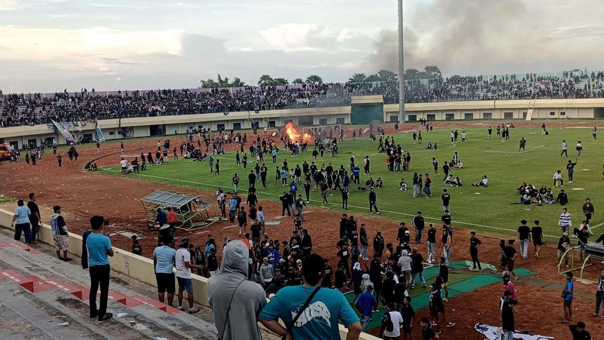 kerusuhan-laga-persela-vs-persijap-di-stadion-tuban-sport-center-3_169